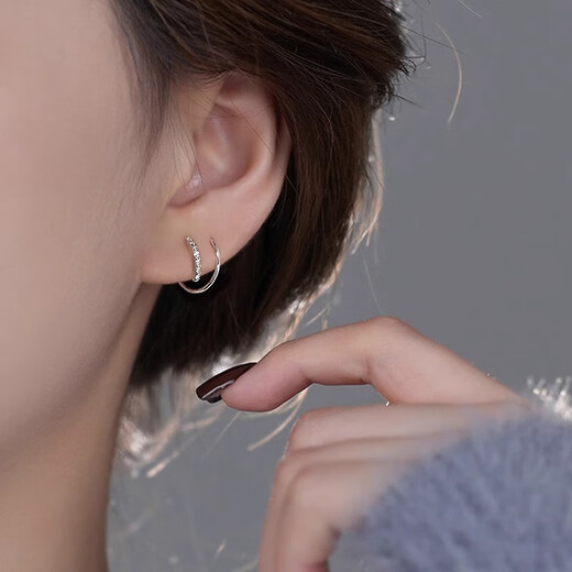 Xinshe S925 sterling silver spiral earrings for women, pierced earrings, niche earrings, two pierced earrings, non-allergenic S925 sterling silver spiral earrings