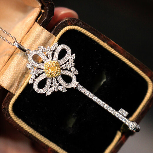 Junpo South African stone necklace 18K gold inlaid with 60 points yellow key stone pendant clavicle T family style white pendant (60 points) FG/white flash