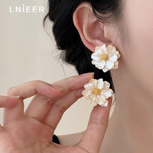 LnieerS925 silver needle camellia earrings for women 2025 new style versatile light luxury niche high-end earrings autumn and winter earrings camellia earrings S925 silver needle