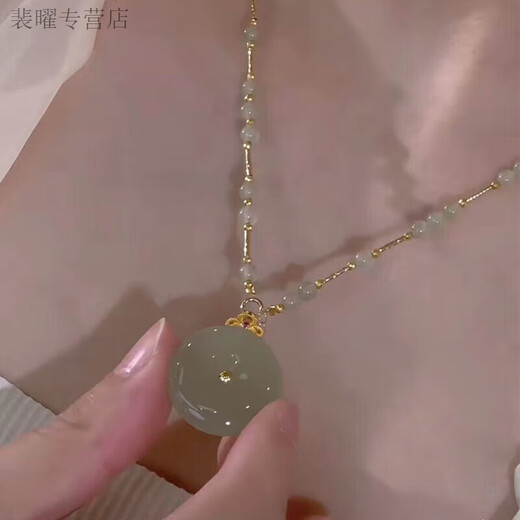 He Jiagong Lao Phoenix 2025 new jade necklace women's safety buckle pendant niche design clavicle chain jade safety buckle necklace + pendant set Lao Laofeng