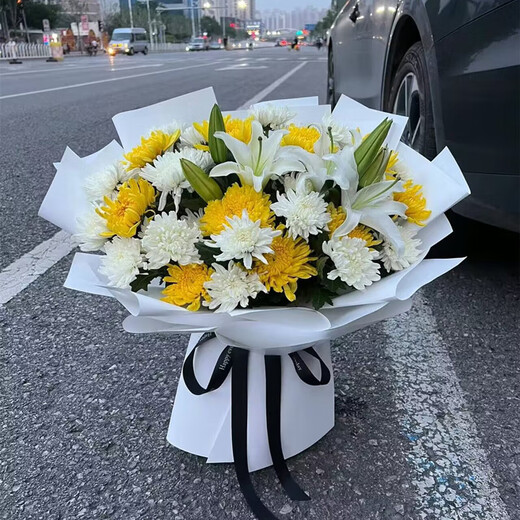 Aitong Flowers delivers chrysanthemum bouquets in the same city for the Tomb Sweeping Day and the Ghost Festival, memorial services, funerals, tomb sweeps, flowers for visiting graves, and prayers. 33 yellow and white chrysanthemums + 7 lilies mixed and matched bouquets. Delivered within the same city. Supports appointment dates.