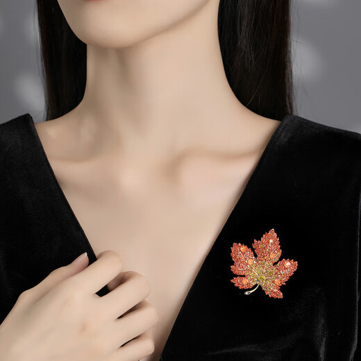 SAC high-end brand Swarovski zirconium brooch, high-end women's Qihongzi Maple Leaf light luxury corsage 2025 new style for teachers, gifts for wives, mothers and elders, kumquat red, Jingzi Dongying official flagship store