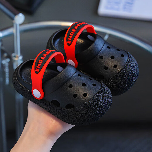 Slippers pour enfants Summer 2025 Nouveaux chaussures de trou de bébé de sandales intérieures antidérapantes
