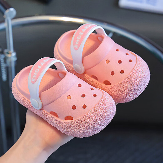 Slippers pour enfants Summer 2025 Nouveaux chaussures de trou de bébé de sandales intérieures antidérapantes