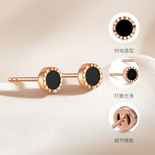 Chow Tai Sang 18K gold and black onyx earrings, classic and versatile earrings, a gift for my girlfriend on holidays and anniversaries, about 0.8g
