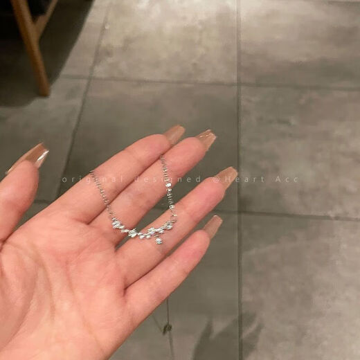 Small flower necklace for women, summer niche style clavicle chain, high-end temperament neck chain accessories, star necklace