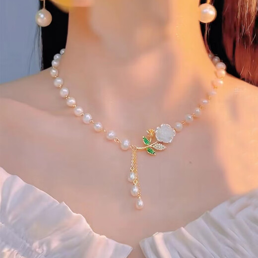 Fat Donglai's same style pearl necklace small pendant with various design sense Wuminghua Danshui fashionable and elegant clavicle chain Douyin 520%23 plum blossom pearl necklace