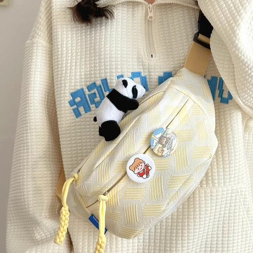 NAOISKEY 脑斯基斜挎包女2025新款腰包胸包夏天包包女式小挎包饺子包运动背包手机 绿色送2个徽章不带挂件