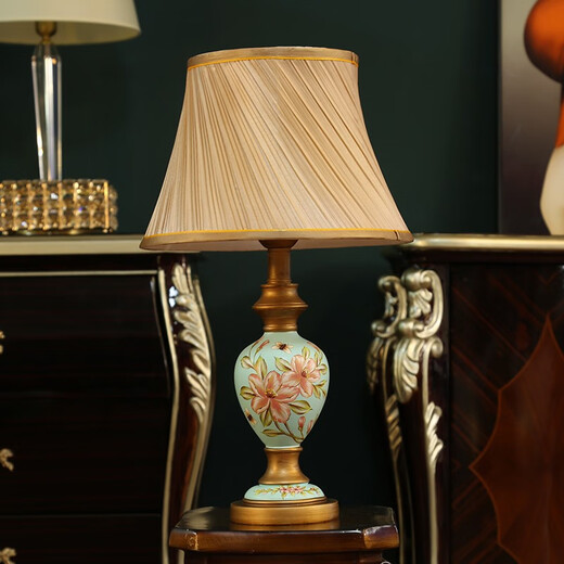 European desk lamp bedroom bedside lamp warm and creative light luxury American retro modern night lamp wedding desk lamp living room YL9930 model medium remote control switch