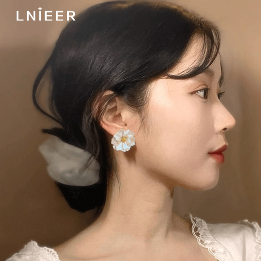 LnieerS925 silver needle camellia earrings for women 2025 new style versatile light luxury niche high-end earrings autumn and winter earrings camellia earrings S925 silver needle