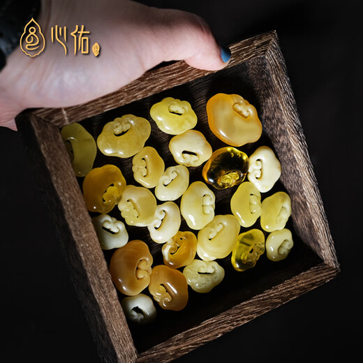 Xinyou natural real beeswax safety lock pendant necklace authentic clavicle chain side hanging small accessories diy gift girl accessories 3A grade Russian material safety lock width about 16mm