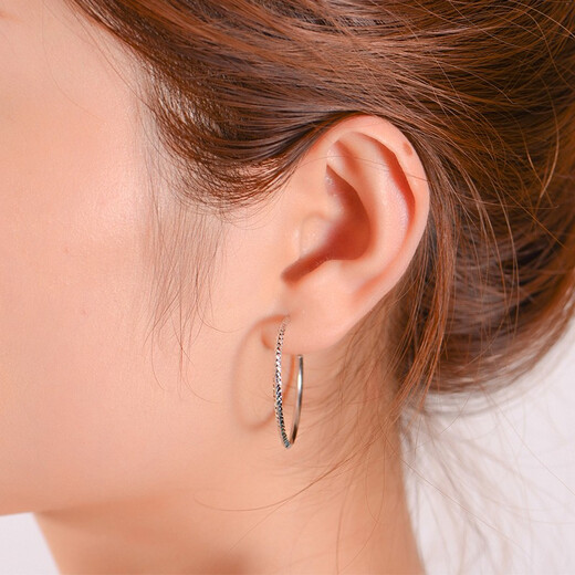 Yuanshengfu's new PT950 high-quality fashionable platinum earrings, fashionable, simple and versatile platinum earrings, large earrings with car flowers, 4.40g (inner diameter about 3cm)
