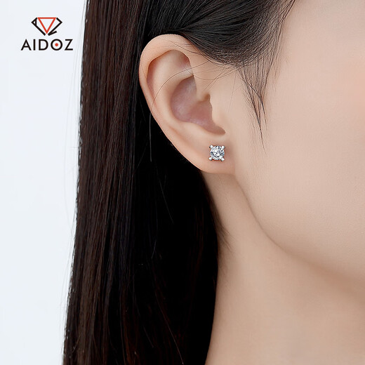 Aido Diamond pt950 platinum imitation diamond earrings, fashionable boutique platinum earrings, small earrings, versatile earrings, one pair, 2.6-2.8g