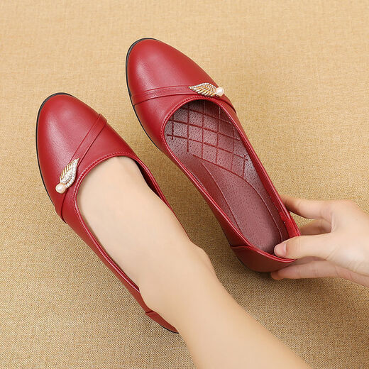 Dadong Women's 2025 Spring and Summer Single Shoes Mom Shoes Middle-aged and Elderly Soft Sole Wedge Non-slip Comfortable Casual Leather Shoes Work Shoes Sandals Women 906 Black 37