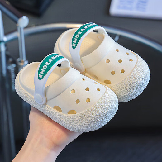 Slippers pour enfants Summer 2025 Nouveaux chaussures de trou de bébé de sandales intérieures antidérapantes
