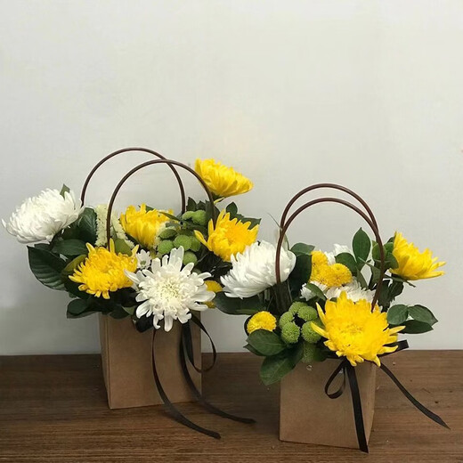 Aitong Flowers intra-city delivery of chrysanthemum bouquets for Tomb Sweeping Day and Hungry Ghost Festival, memorial services, funerals, tomb sweeping, flowers for visiting graves, 6 yellow and white chrysanthemum hand baskets, minimum delivery of 3 pieces, intra-city delivery, support for reservation date
