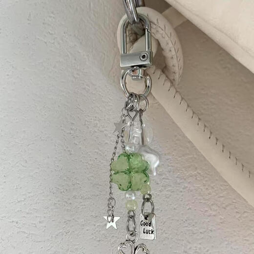Destined to be a high-value four-leaf clover handmade hanging chain keychain beads small pendant camera chain cute niche wind chime four-leaf clover pendant
