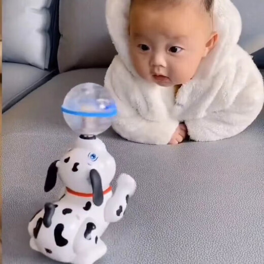 Mi Lan practices head-up toys for newborn babies and toddlers 0-3-6 three-four-month-old children 8 little month old babies to coax babies. Rotating puppy + charging set