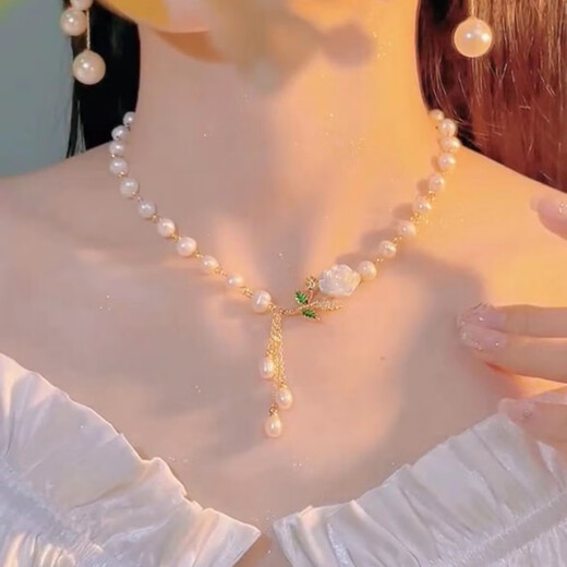 Fat Donglai's same style pearl necklace small pendant with various design sense Wuminghua Danshui fashionable and elegant clavicle chain Douyin 520%23 plum blossom pearl necklace