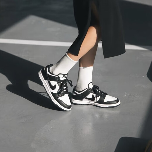 Nike (Nike) Zapatos para mujeres 2025 Spring New Dunk Low (GS) Panda de mujeres en blanco y negro Panda Low Top Sports Resistant Resistant Sports CW1590-100 Panda 35.5 en blanco y negro