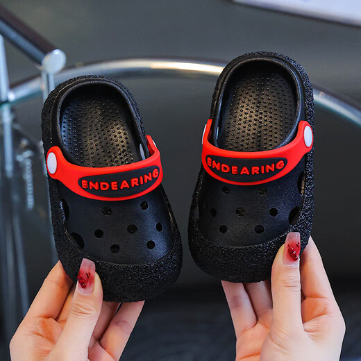 Slippers pour enfants Summer 2025 Nouveaux chaussures de trou de bébé de sandales intérieures antidérapantes