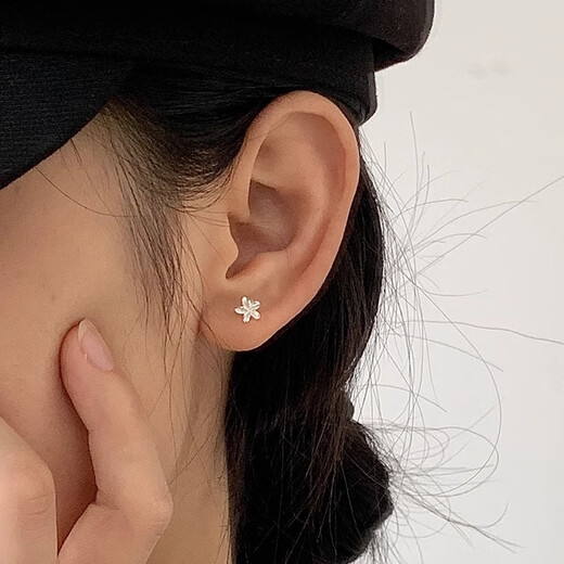 Love for Two Worlds S999 Pure Silver Flower Earrings for Girls Exquisite, Small and Sweet Daily Commuting Ears Versatile Bestie Earrings and Earrings S999 Pure Silver-A Pair of Small Flower Earrings