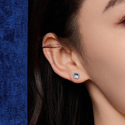 Lukfook Jewelry Platinum 950 Four-leaf Clover Shiny Platinum Stud Earrings Price F63P0024DS 1.62g (including labor cost 212 yuan) with silicone ear plugs