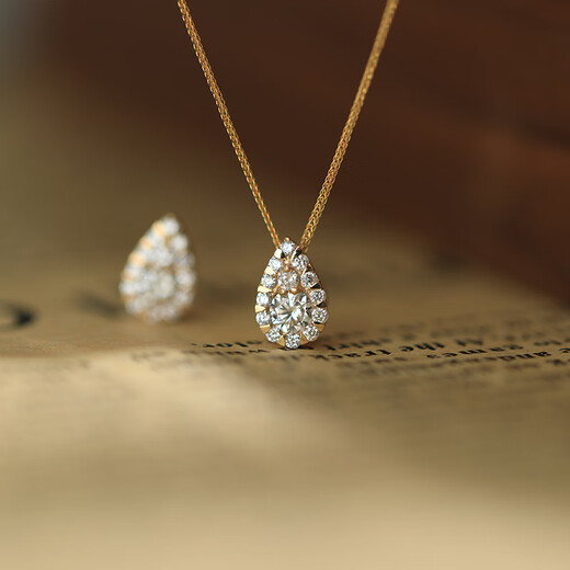 Sen uses 18K gold stone necklace, clavicle chain to show the size of the gift, gold inlaid pendant, drop-shaped pendant VS/slightly flawed pendant H/white 10 points