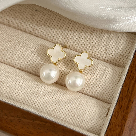 Flash engraved four-leaf clover earrings for women, light luxury niche earrings, new temperament French birthday gift, red four-leaf clover earrings s925 silver needle