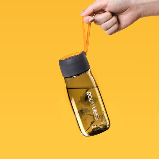 Tea wreath color plastic water cup for men and women, sports portable kettle, simple and fashionable portable rope cup with tea separator, pink rope - 520ml