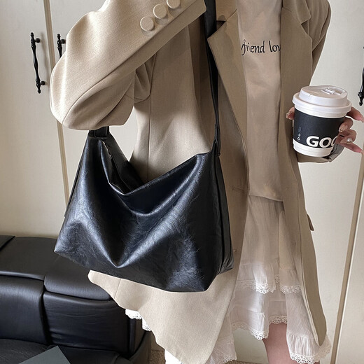 Les sacs populaires de cette année pour les femmes 2025 Nouveau conception de niche rétro de conception de banlieue sac fourre-tout