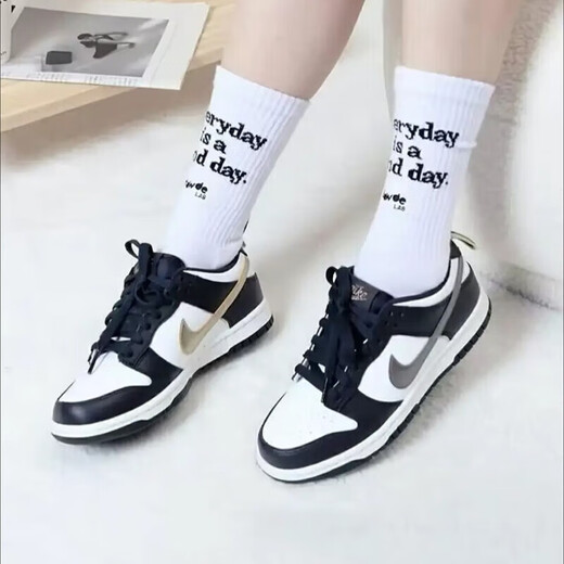 耐克（NIKE）篮球鞋女鞋 AirJordanaj1板鞋春季低帮透气休闲轻便运动鞋 潮品 DH9764-001/黑白 小熊猫 36