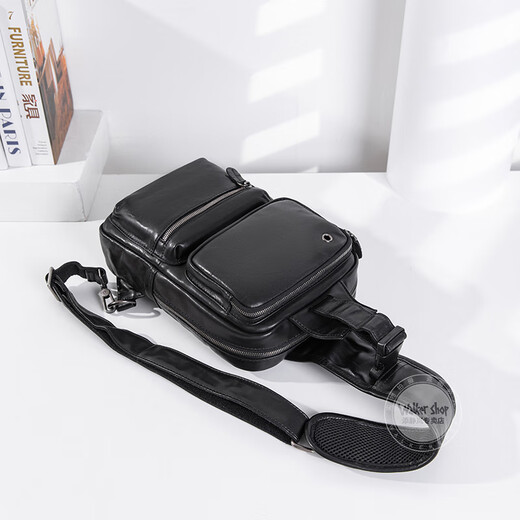 Walker Shop胸包男士【头层牛皮面料】休闲潮流单肩包青年时尚男士斜跨包 黑色 31cm*8cm*18cm