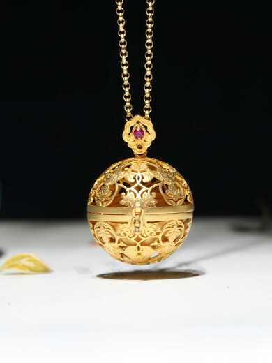 Chi Xing 18K gold ancient gold sachet pendant grape flower and bird pattern sachet ball Yang Guifei national style 22mm Xiangyun gem hollow 7.96g