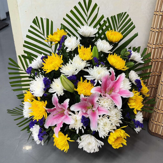 Aitong Flowers delivers chrysanthemum bouquets in the same city. Tomb-sweeping Festival and Hungry Ghost Festival. Memorials, funerals, tomb-sweeping flowers, flowers for visiting graves. Flower basket with 35 yellow and white chrysanthemums + 5 pink lilies. Same-city delivery. Supports appointment dates.