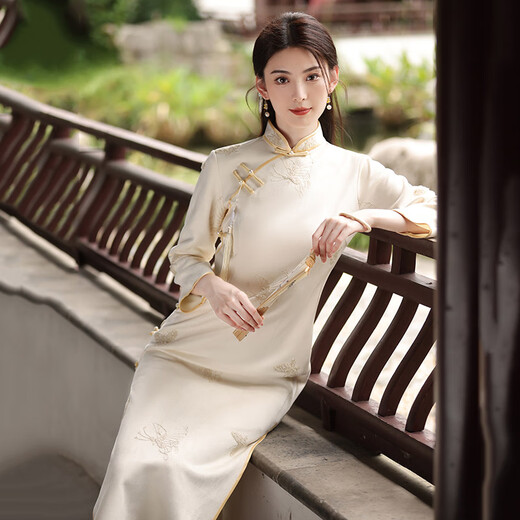Kangmeishi bestickt mit langem modifiziertem Cheongsam 2025 Neue junge Frauen Retro Slim mittelgroße Ärmel