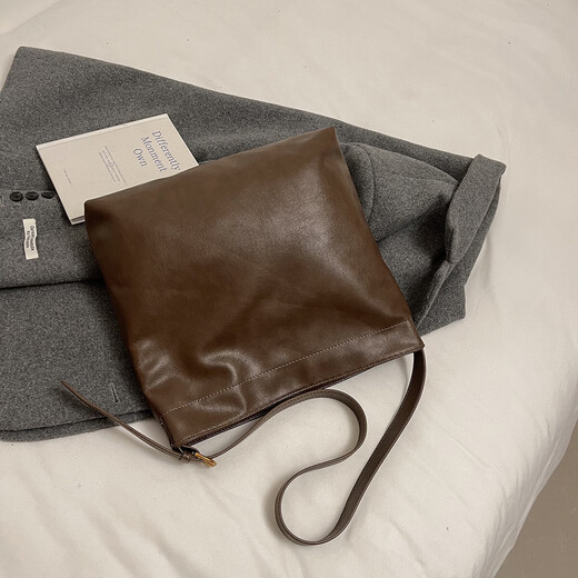 Großkapazitätstasche für Mädchen 2025 Neues Design Nische Single Schulter-Crossbody-Tasche Dreizwecker Rucksack-Tasche mit Anhänger Brown