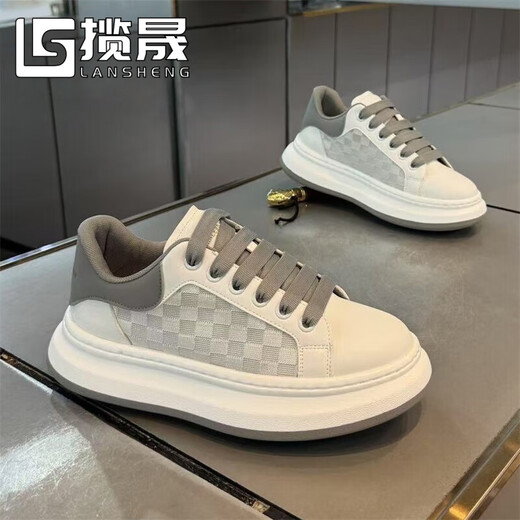 Lansheng leichte Luxus-Männerschuhe für Sommer atmungsaktives Netz dünner Stil vielseitiger Freizeitbrettschuhe für Männer Sport dicker alleinerheigere Höhe von kleinen weißen Trendschuhen weiß 42