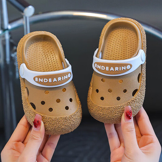 Slippers pour enfants Summer 2025 Nouveaux chaussures de trou de bébé de sandales intérieures antidérapantes