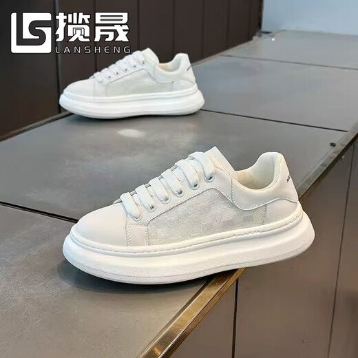 Lansheng leichte Luxus-Männerschuhe für Sommer atmungsaktives Netz dünner Stil vielseitiger Freizeitbrettschuhe für Männer Sport dicker alleinerheigere Höhe von kleinen weißen Trendschuhen weiß 42