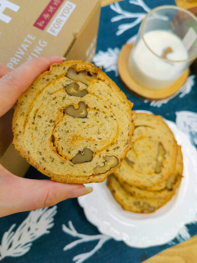 Healthy Breakfast Dalieba Nutritive Purely Handmade Whole Wheat Walnut Nut Classic Arm Bread Freshly Made in Shanghai Classic Whole Wheat Whole Loaf 700g+ 210g