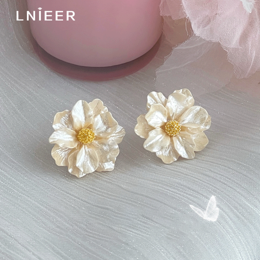 LnieerS925 silver needle camellia earrings for women 2025 new style versatile light luxury niche high-end earrings autumn and winter earrings camellia earrings S925 silver needle