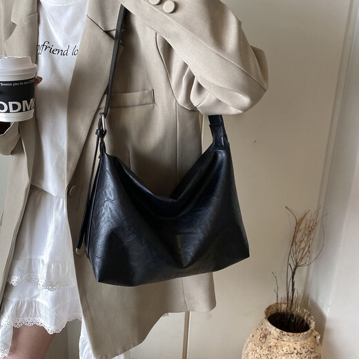 Les sacs populaires de cette année pour les femmes 2025 Nouveau conception de niche rétro de conception de banlieue sac fourre-tout