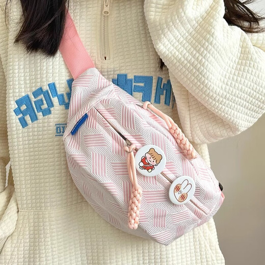 NAOISKEY 脑斯基斜挎包女2025新款腰包胸包夏天包包女式小挎包饺子包运动背包手机 绿色送2个徽章不带挂件