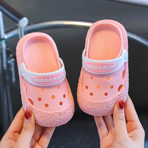 Slippers pour enfants Summer 2025 Nouveaux chaussures de trou de bébé de sandales intérieures antidérapantes