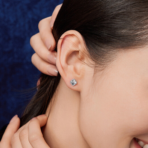 Lukfook Jewelry Platinum 950 Four-leaf Clover Shiny Platinum Stud Earrings Price F63P0024DS 1.62g (including labor cost 212 yuan) with silicone ear plugs