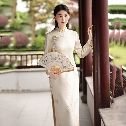 Kangmeishi bestickt mit langem modifiziertem Cheongsam 2025 Neue junge Frauen Retro Slim mittelgroße Ärmel