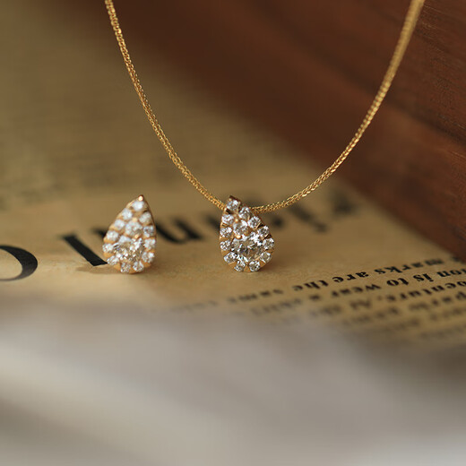 Sen uses 18K gold stone necklace, clavicle chain to show the size of the gift, gold inlaid pendant, drop-shaped pendant VS/slightly flawed pendant H/white 10 points