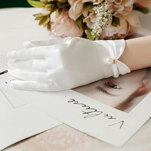 New French Hepburn style short pearl satin bridal gloves personalized white gloves princess style photo props white satin beads * 1 pair

