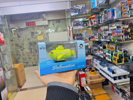 Mini four- and six-way wireless remote control submarine electric simulation model for children boys and girls playing in the water fish tank toy boat Four-way remote control submarine-random color 589 official standard + USB charging cable